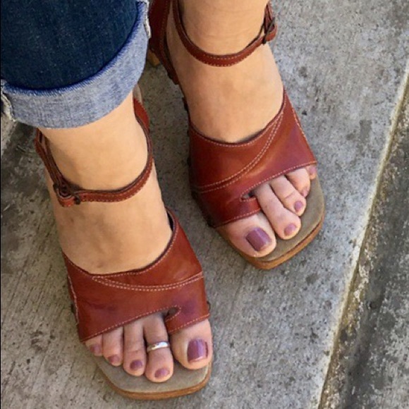 Sunflowers Shoes - Rust-Red Wooden Heels sz 8